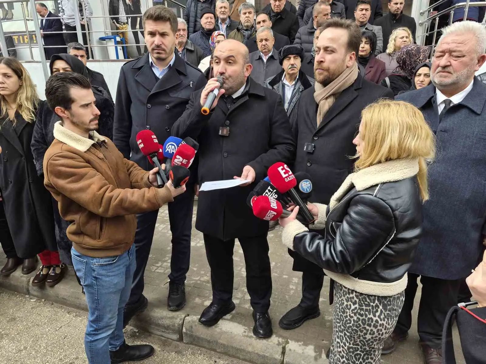 ESKİ Genel Müdürlüğü’nün önünde açıklama yapan AK Parti Eskişehir Başkanı