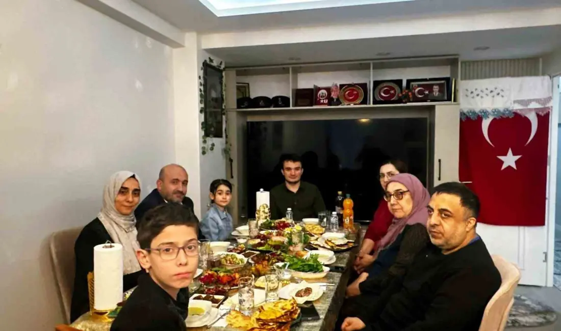 AK Parti Eskişehir Başkanı Gürhan Albayrak ve ailesi, iftar sofrasında
