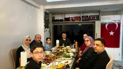 AK Parti Eskişehir Başkanı Gürhan Albayrak ve ailesi, iftar sofrasında