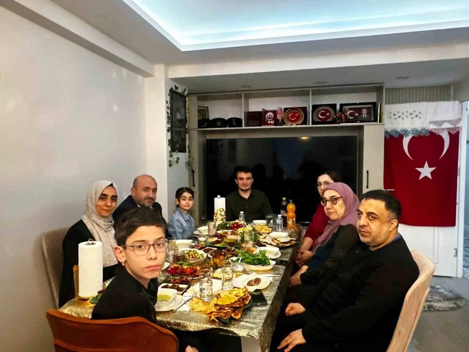AK Parti Eskişehir Başkanı Gürhan Albayrak ve ailesi, iftar sofrasında