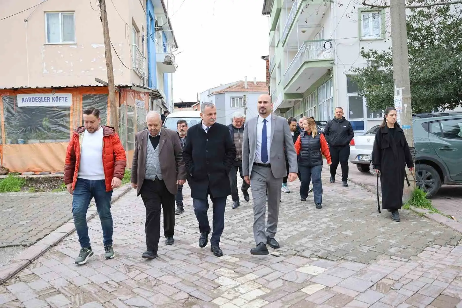 Yunusemre Belediye Başkanı Semih Balaban, mahalle ziyaretleri kapsamında Üçpınar Mahallesi