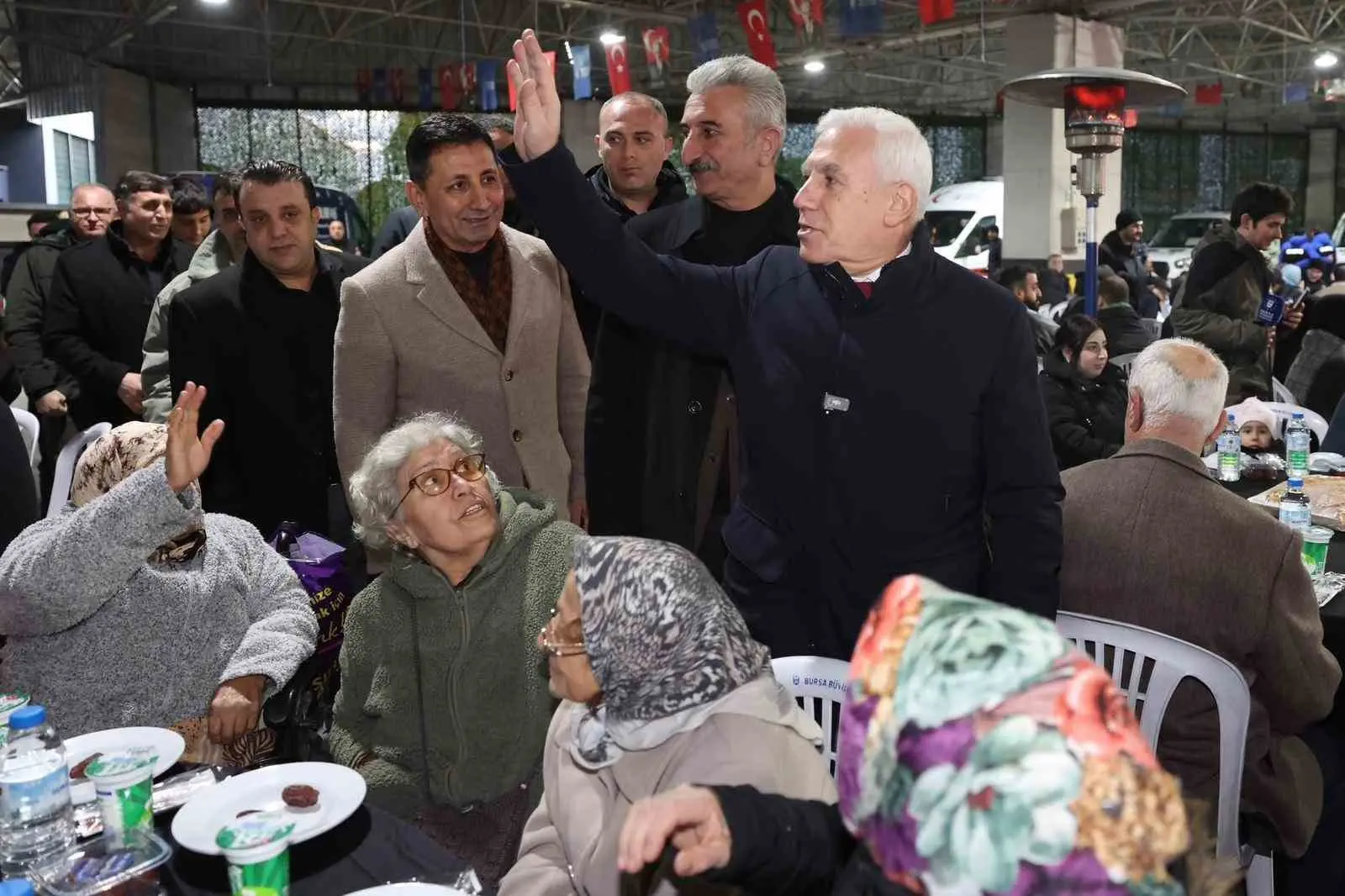 Bursa Büyükşehir Belediyesi’nin Kestel ilçesinde düzenlediği iftar programında konuşan Başkan