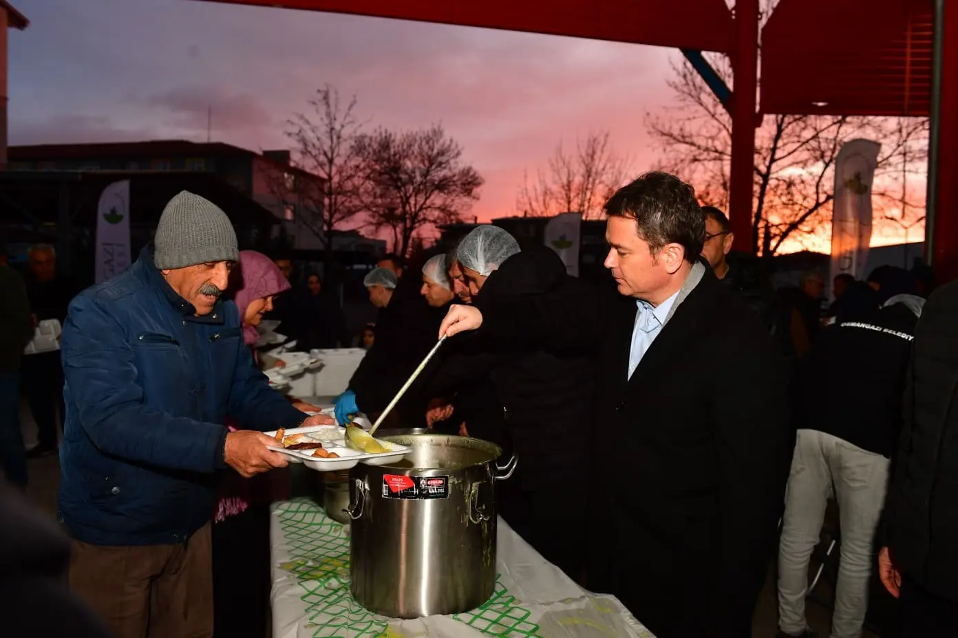 Osmangazi Belediyesi’nin mahalle iftarları kapsamında Panayır Mahallesi’nde kurduğu gönül sofrası,