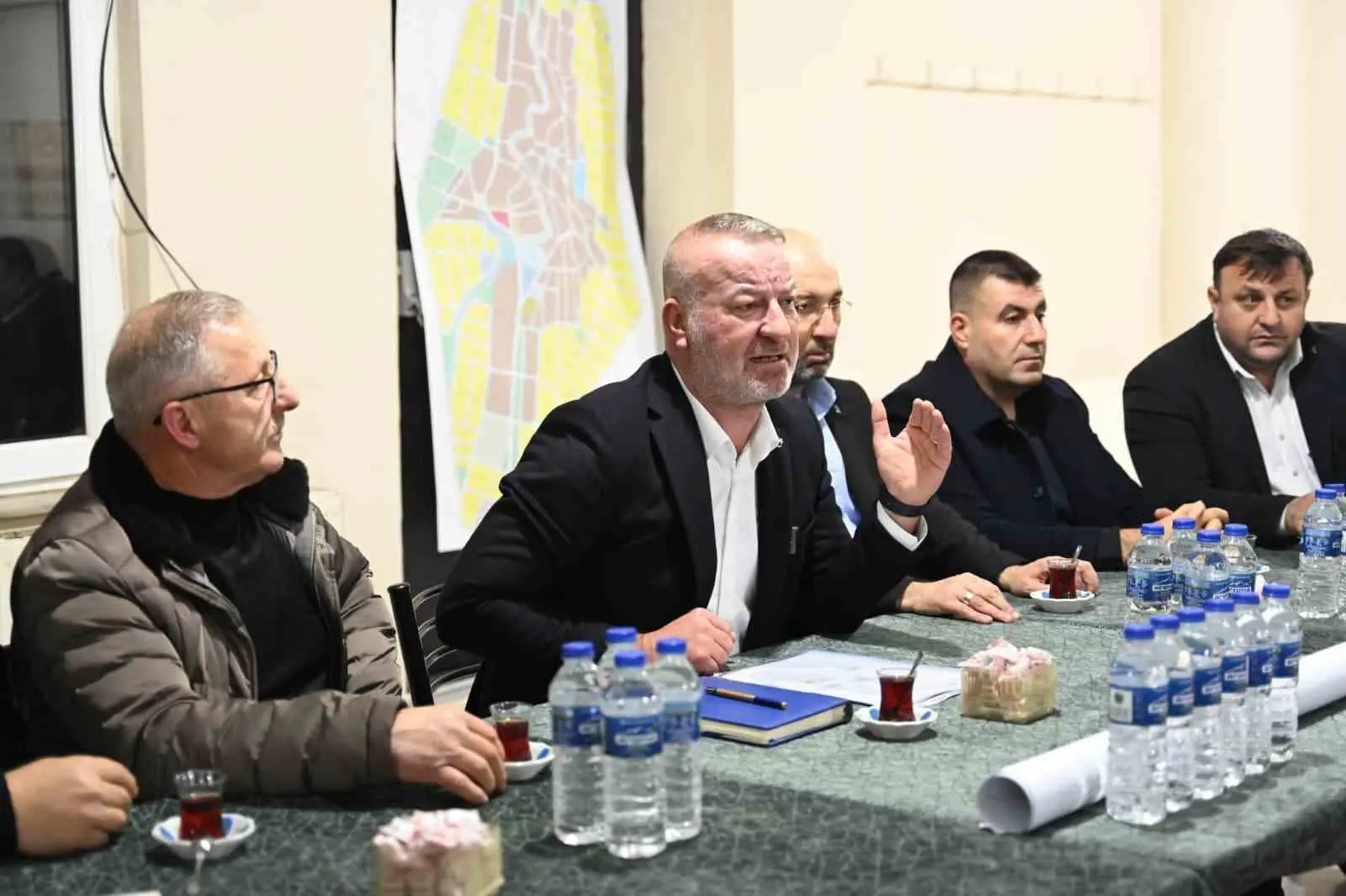 Dağkadı Mahallesi’nde mahalle sakinleriyle buluşan Karacabey Belediye Başkanı Fatih Karabatı,