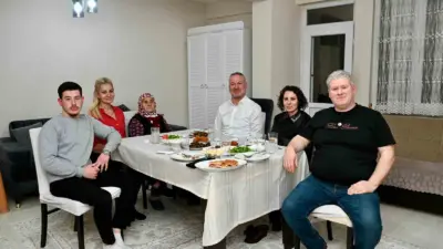 Karacabey Belediye Başkanı Fatih Karabatı, Ramazan’ın bereketini hemşehrileriyle aynı sofrada
