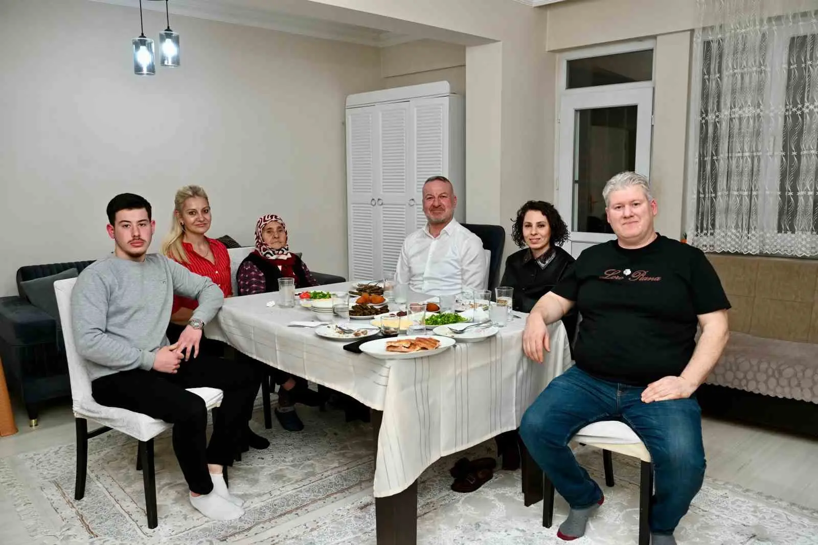 Karacabey Belediye Başkanı Fatih Karabatı, Ramazan’ın bereketini hemşehrileriyle aynı sofrada