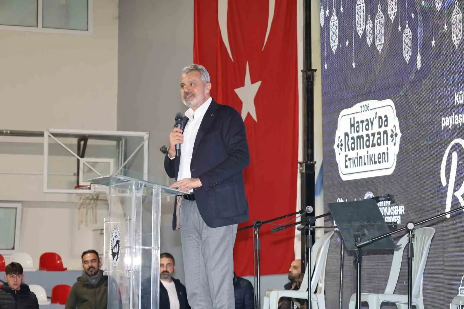 Hatay Büyükşehir Belediye Başkanı Mehmet Öntürk, Altınözü ilçesinde düzenlenen iftar