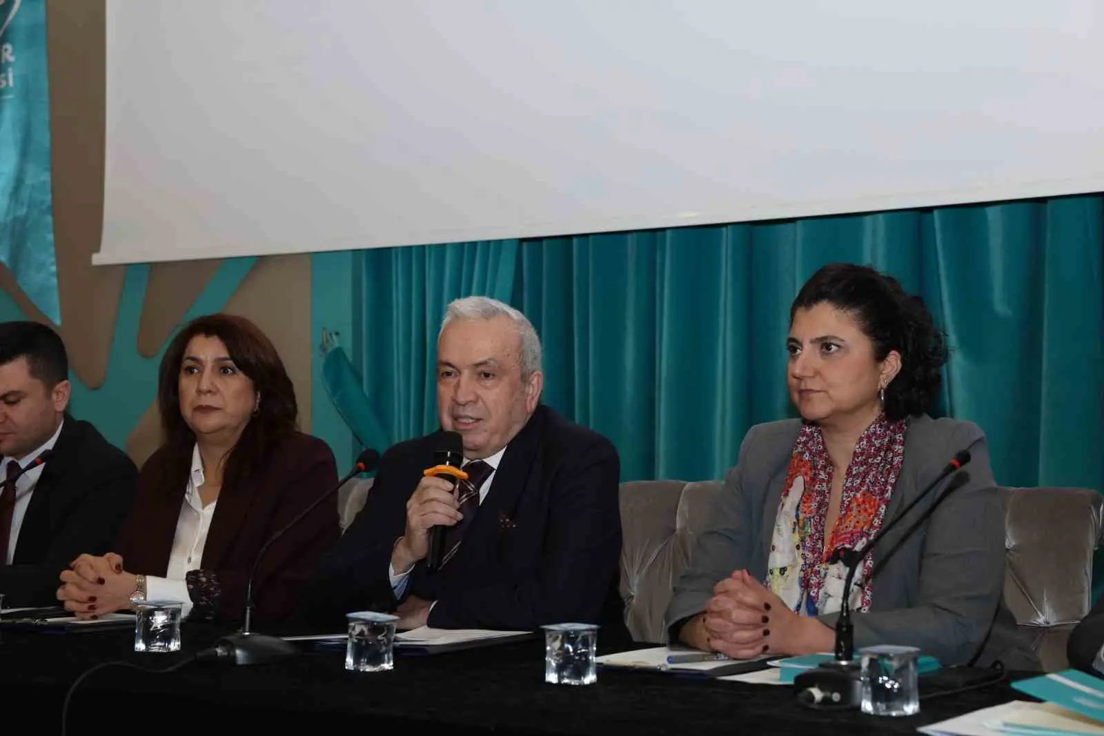 Nilüfer Belediye Başkanı Şadi Özdemir, temizlik işleri personeli ile buluştu.