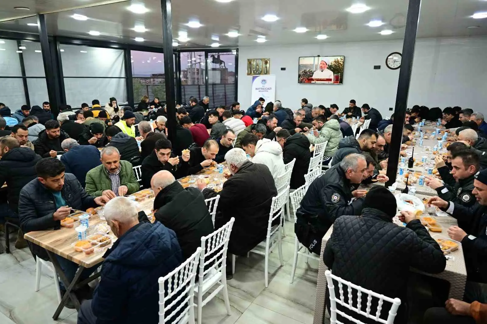 Battalgazi Belediyesi, Ramazan ayı dolayısıyla kiraladığı restoran ortamında her akşam