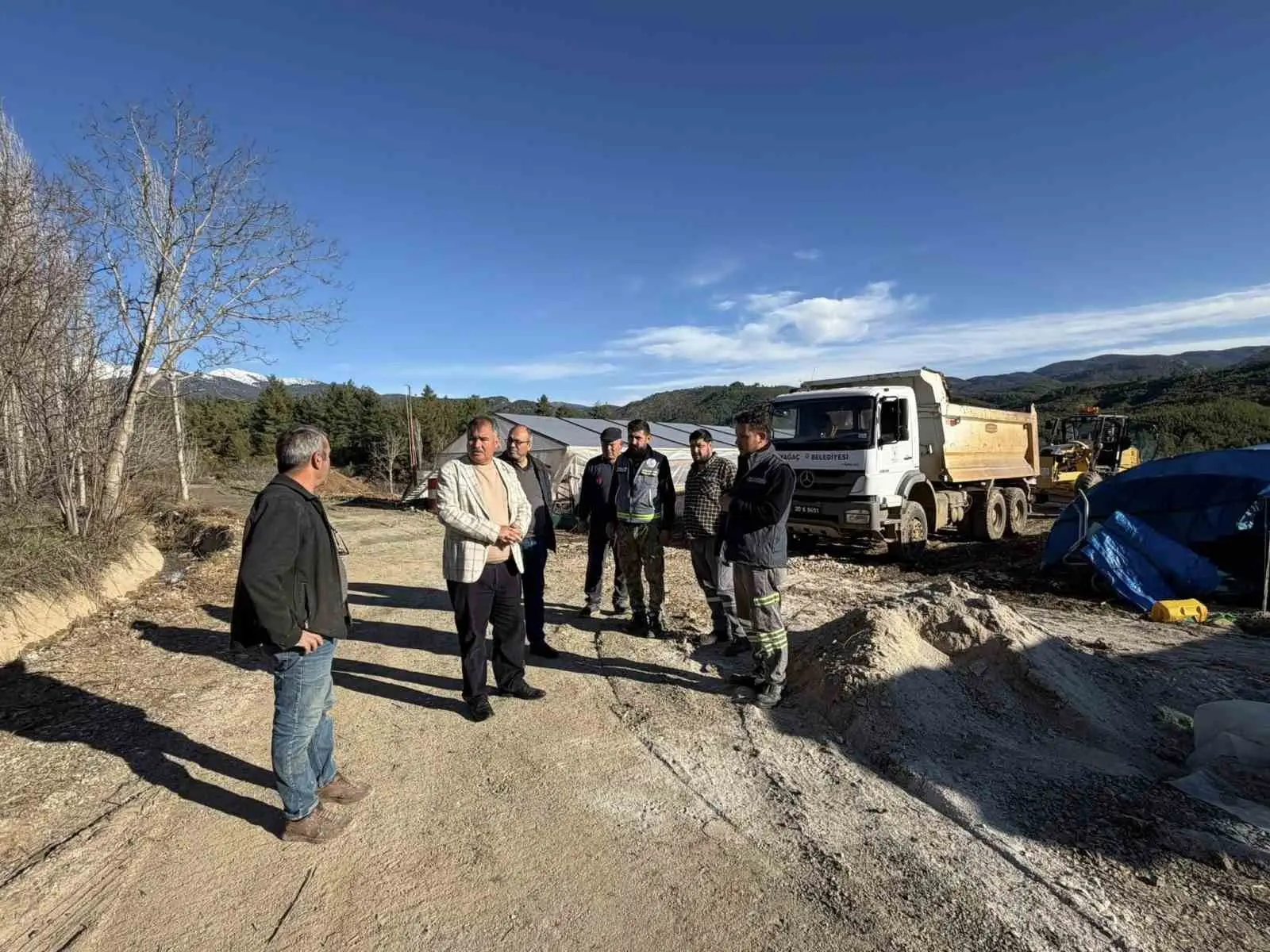 Beyağaç Belediyesi, Yeniçeşme Mahallesi’de yağmursuları tarafından bozulan yolları düzenleme çalışması