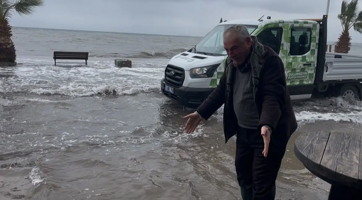 Marmara Denizi’nde etkili olan fırtına nedeniyle oluşan dev dalgalar, Bursa’nın