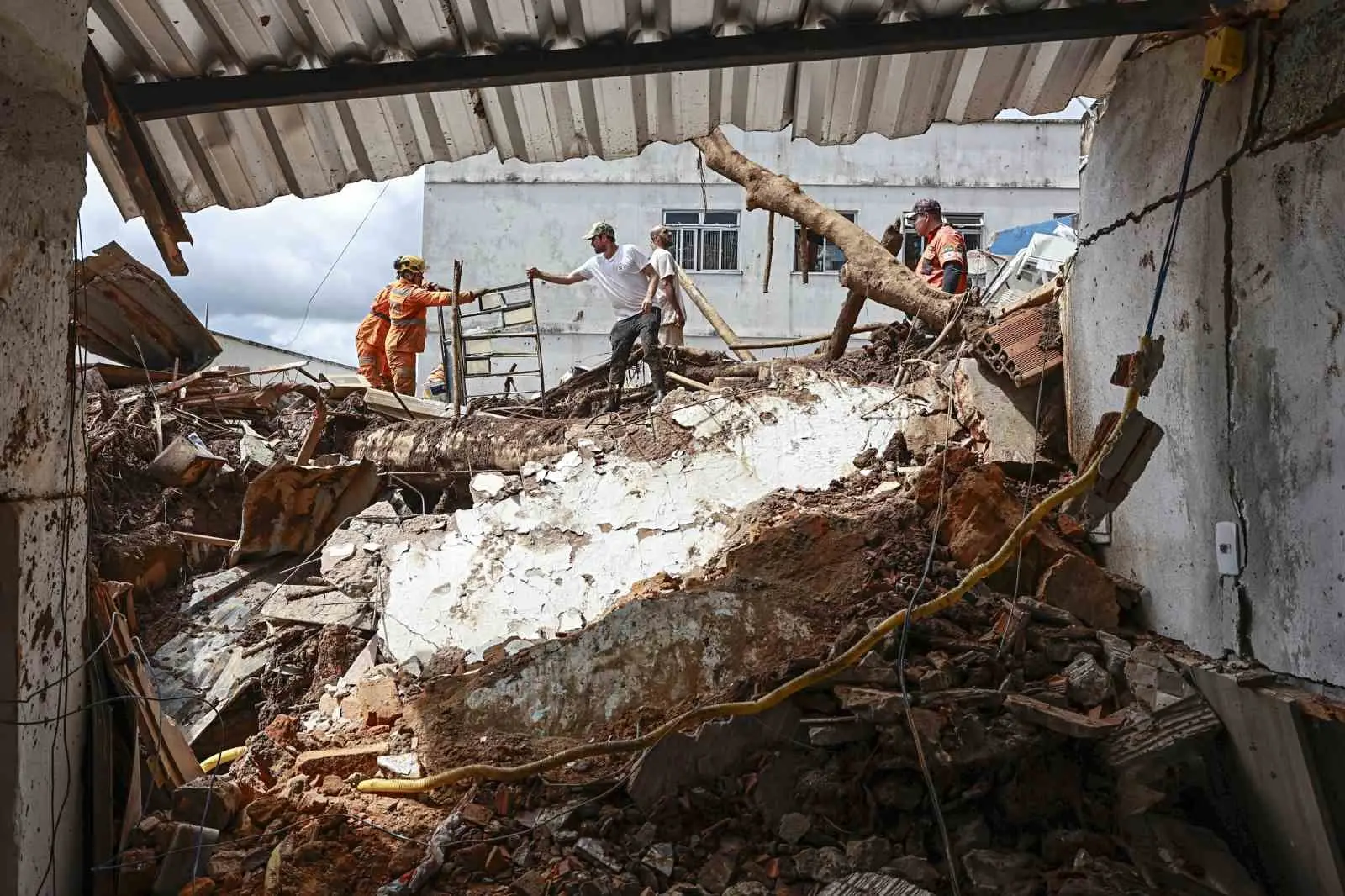 Brezilya’nın Minas Gerais eyaletinde şiddetli yağışların yol açtığı sel ve