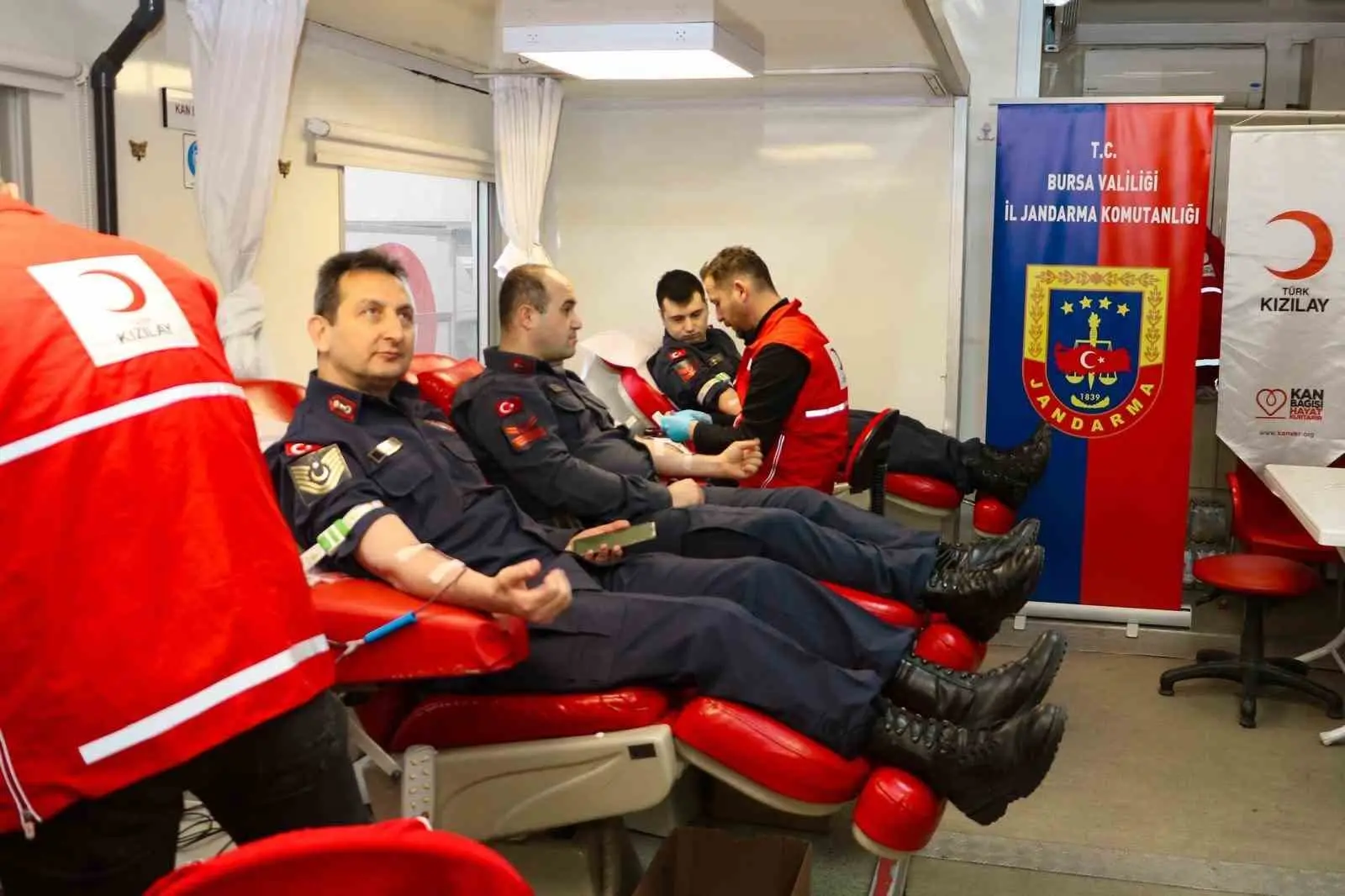 Bursa İl Jandarma Komutanlığı personeli, Türk Kızılay’ın yürüttüğü kan bağışı