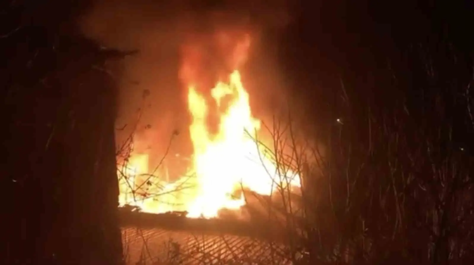 Bursa’nın İznik ilçesine bağlı Göllüce Mahallesi’nde çıkan yangında 2 katlı