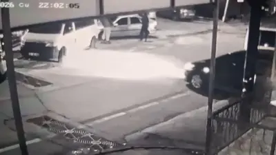 Bursa’nın Yıldırım ilçesinde kıraathaneden çıkan 2 kişinin, otomobilden açılan ateş