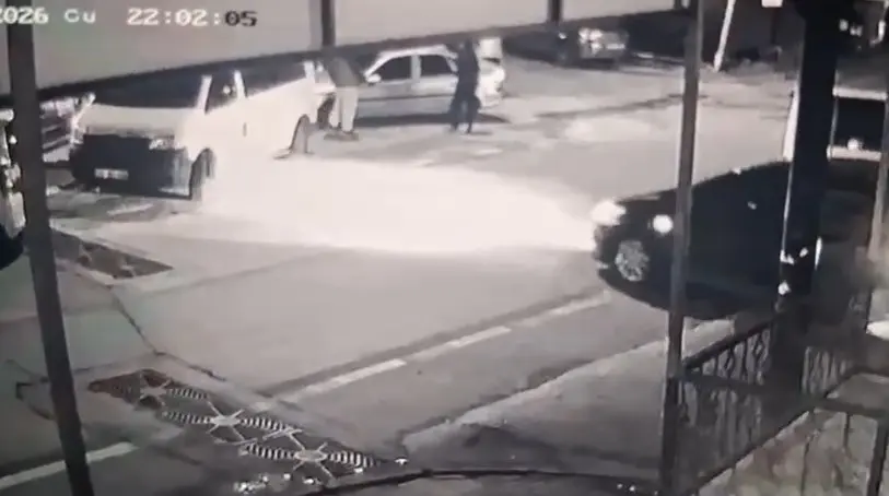 Bursa’nın Yıldırım ilçesinde kıraathaneden çıkan 2 kişinin, otomobilden açılan ateş
