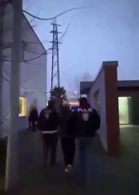 Bursa’da aranan şahıslara yönelik çalışmalar kapsamında polis ekiplerince durdurulan bir