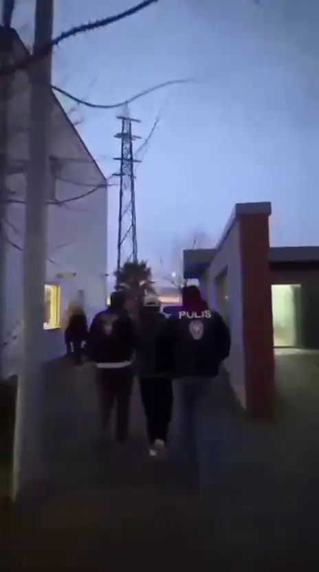 Bursa’da aranan şahıslara yönelik çalışmalar kapsamında polis ekiplerince durdurulan bir
