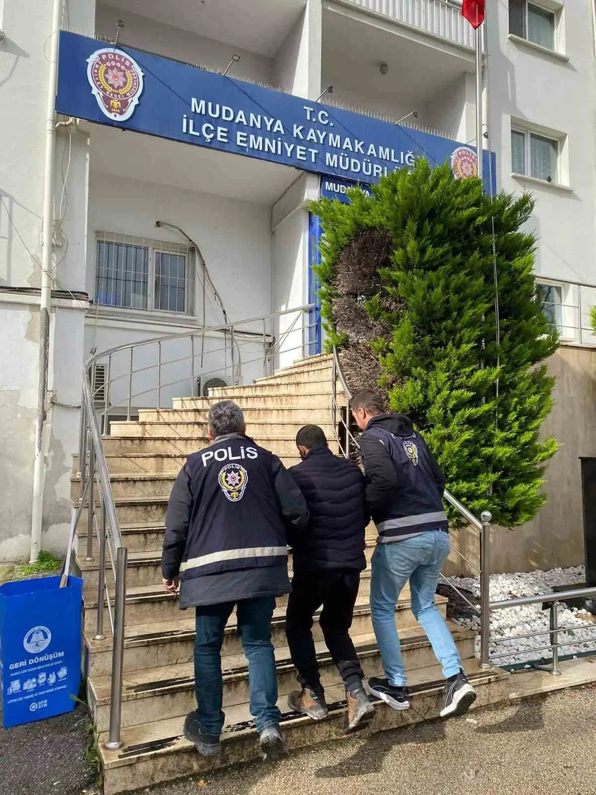 Bursa’nın Mudanya ilçesinde bir bağ evinden yaklaşık 50 bin lira