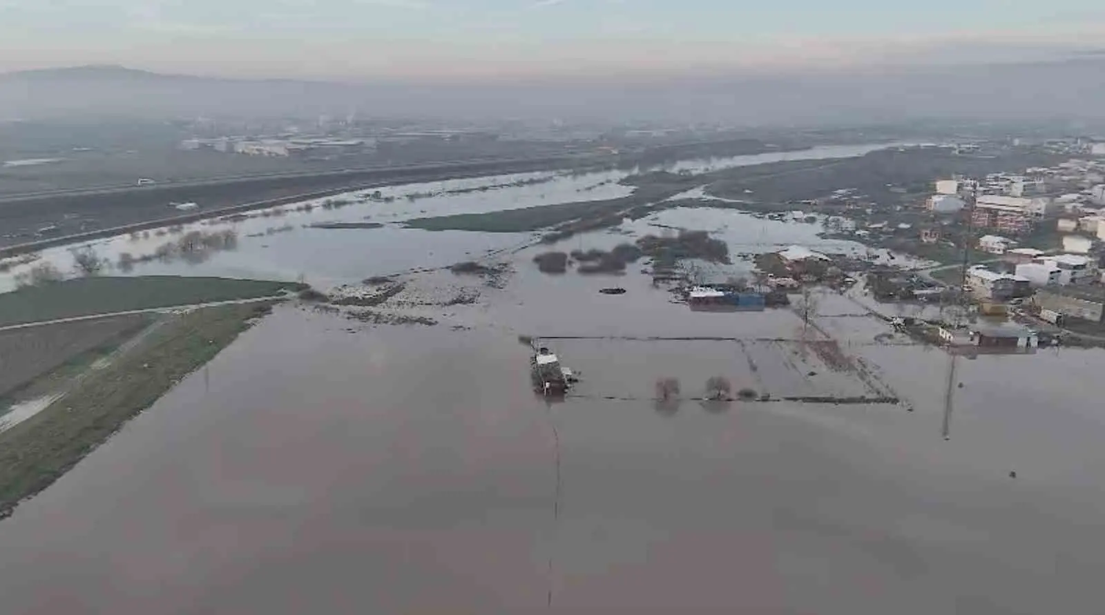 Bursa’da sağanak yağış ve kar sularının erimesi ovada binlerce ekili