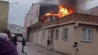 Bursa’da tek katlı müstakil evin çatısında çıkan yangın paniğe neden