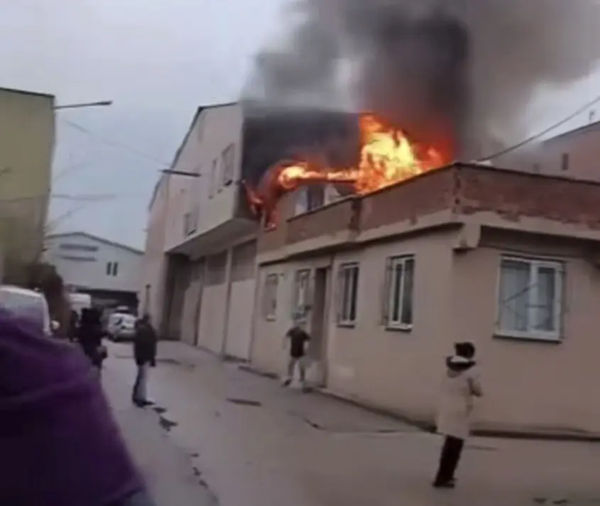 Bursa’da tek katlı müstakil evin çatısında çıkan yangın paniğe neden