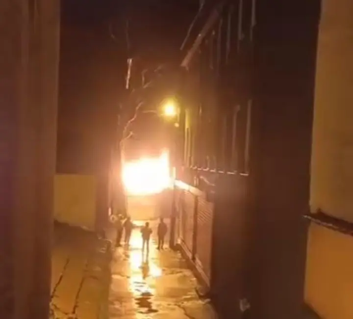 Bursa’nın Osmangazi ilçesinde boş bir depoda çıkan yangın paniğe neden