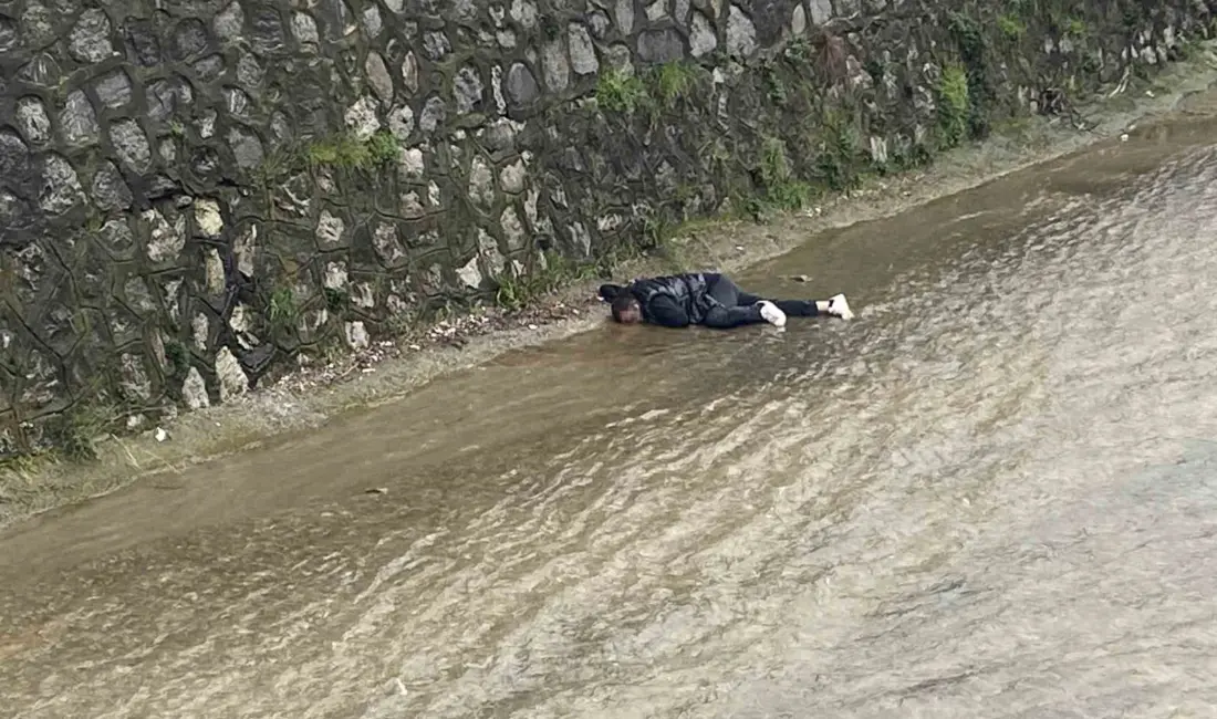 Bursa’nın Yıldırım ilçesinde dereye düşen genç adam, kalp masajıyla hayata
