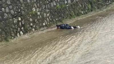 Bursa’nın Yıldırım ilçesinde dereye düşen genç adam, kalp masajıyla hayata