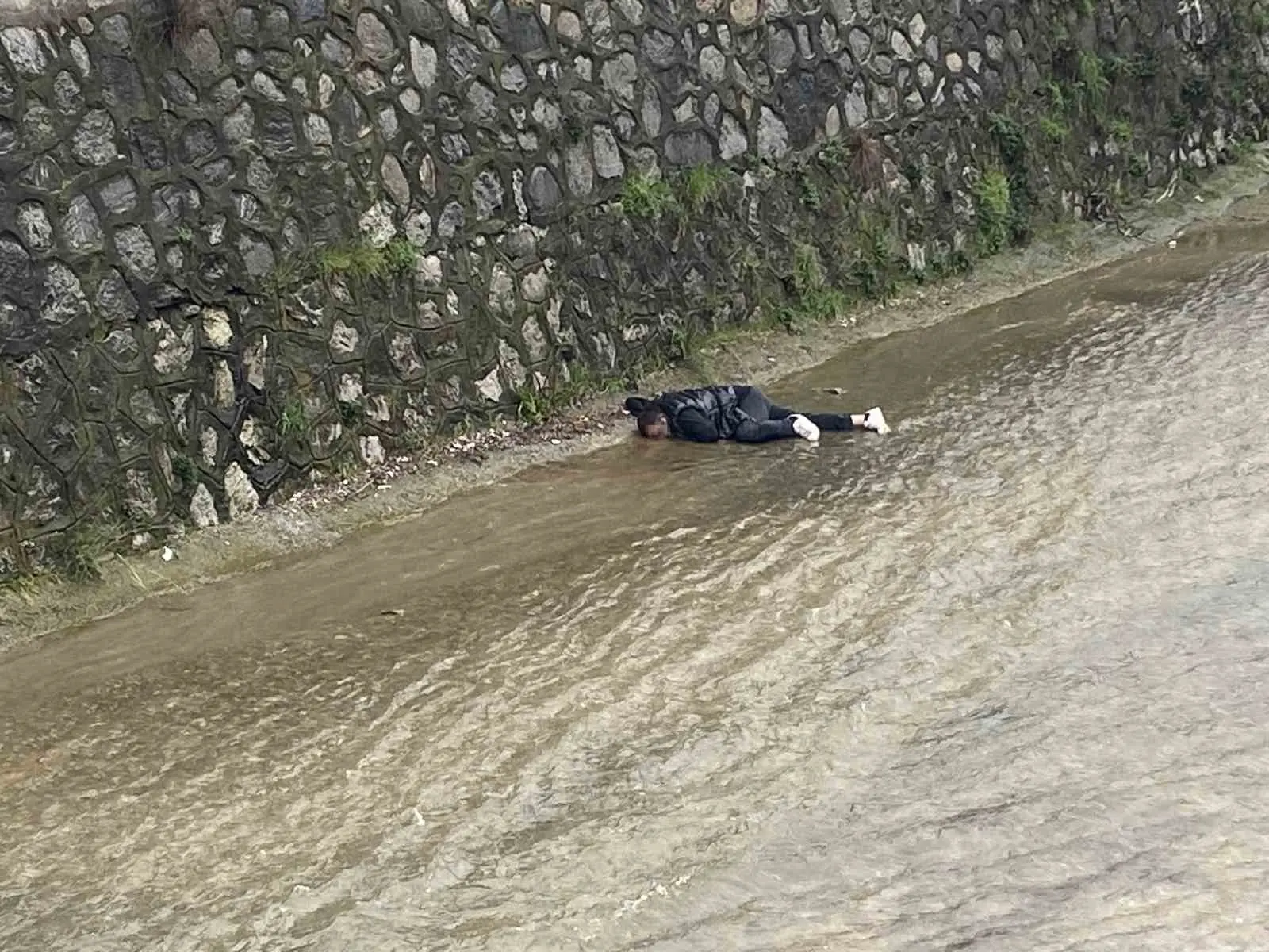 Bursa’nın Yıldırım ilçesinde dereye düşen genç adam, kalp masajıyla hayata