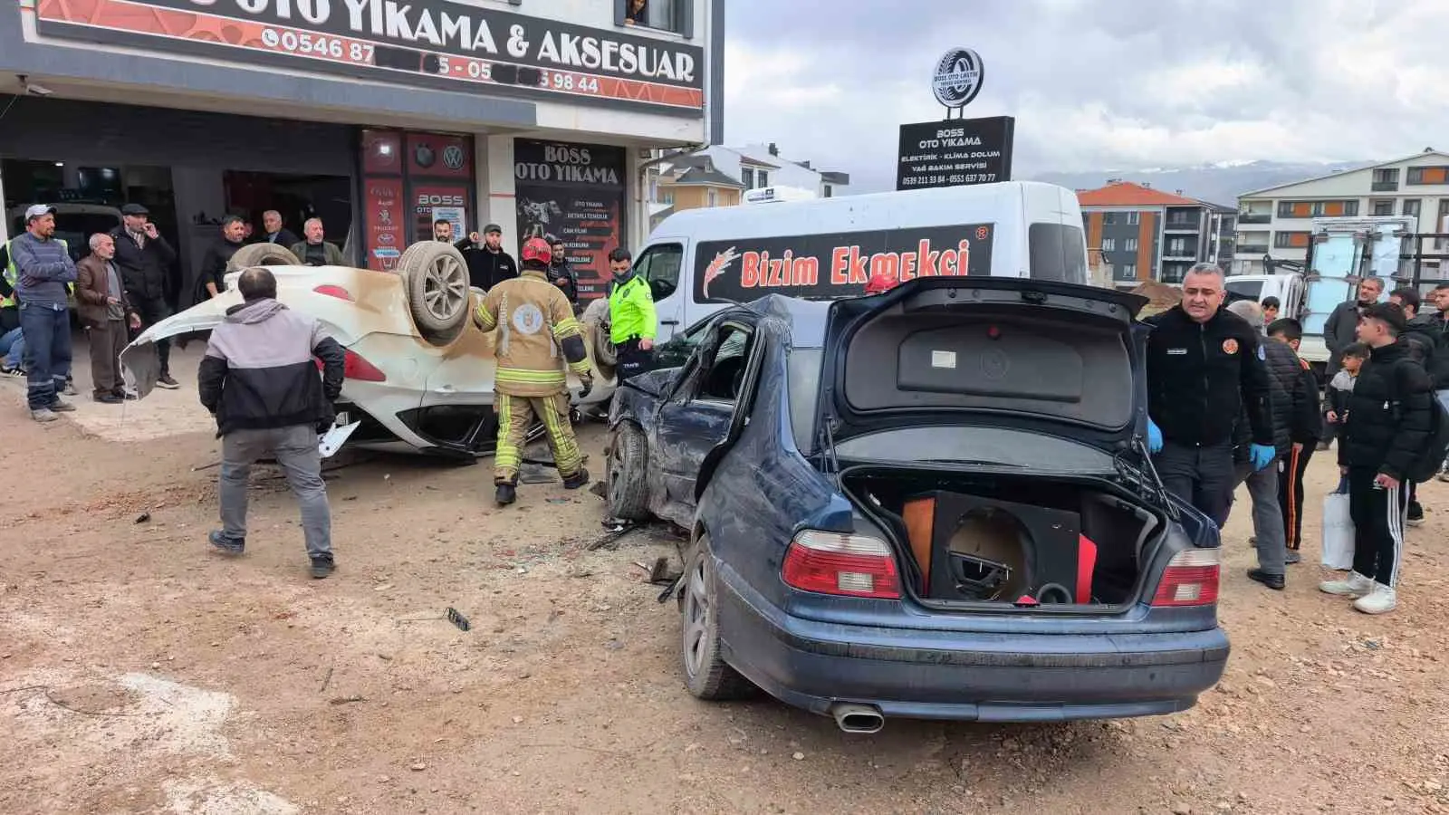 Bursa’nın İnegöl ilçesinde 14 yaşındaki ehliyetsiz sürücünün kontrolünden çıkan otomobilin