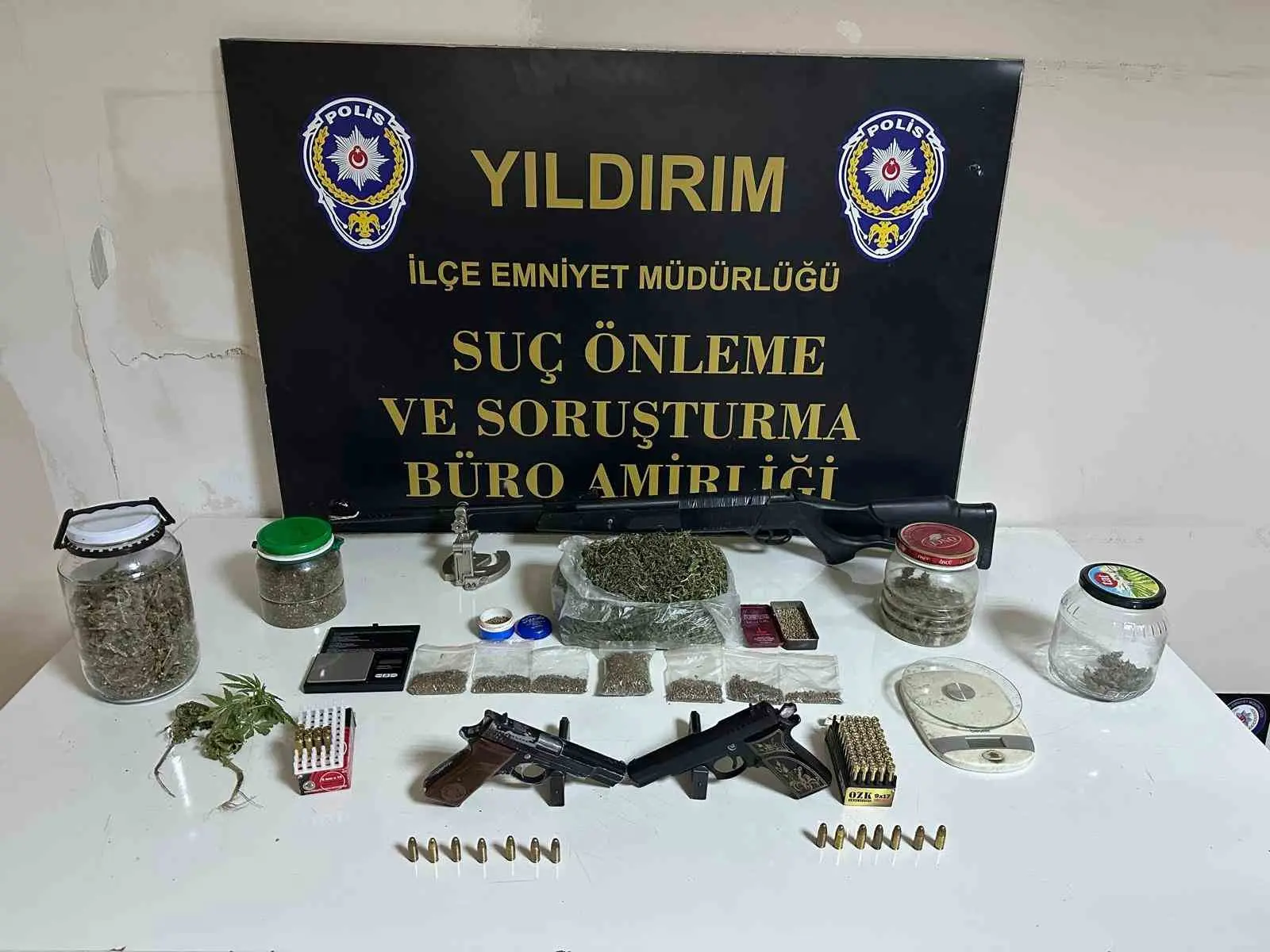 Bursa’da uyuşturucu madde ticareti ve ruhsatsız silah bulundurulduğu belirlenen adrese