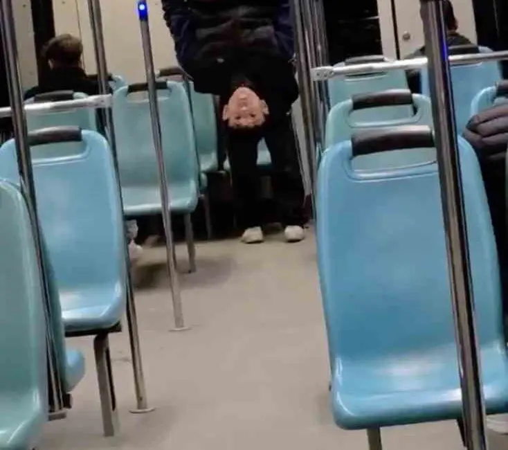 Bursa’da gece saatlerinde metroda kaydedilen görüntüler dikkat çekti. Seyir halindeki