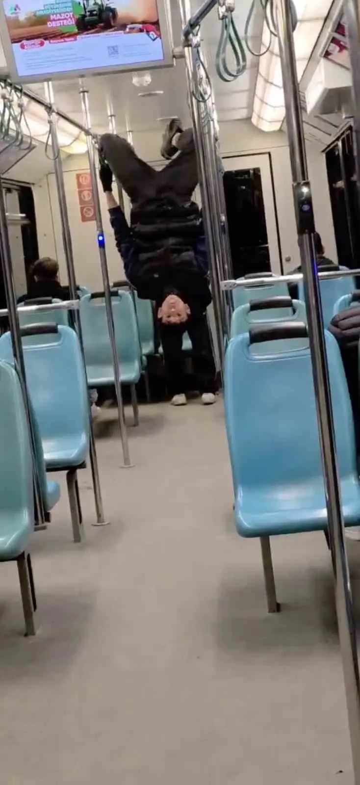 Bursa’da gece saatlerinde metroda kaydedilen görüntüler dikkat çekti. Seyir halindeki