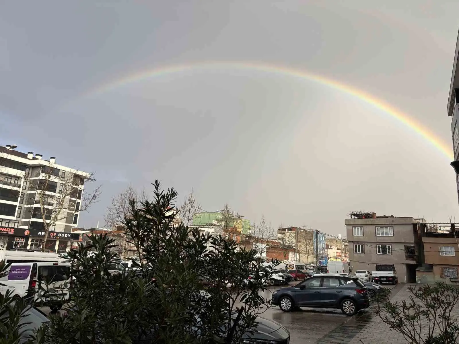 Bursa’da yağmurun ardından güneşin bulutların arasından kendini göstermesiyle ortaya çıkan