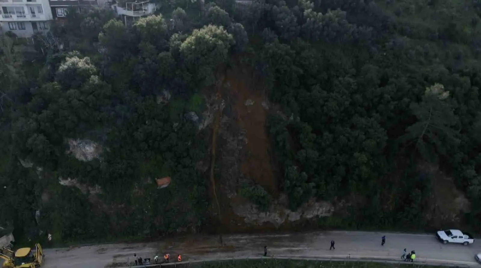Bursa’nın Mudanya ilçesini Gemlik ilçesine bağlayan karayolundaki heyelan yolun kapanmasına