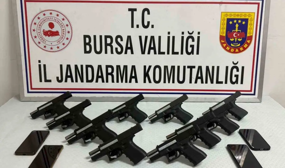 Bursa’da jandarma ekipleri tarafından yapılan operasyonda ruhsatsız silah sattıkları belirlenen