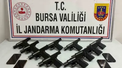Bursa’da jandarma ekipleri tarafından yapılan operasyonda ruhsatsız silah sattıkları belirlenen