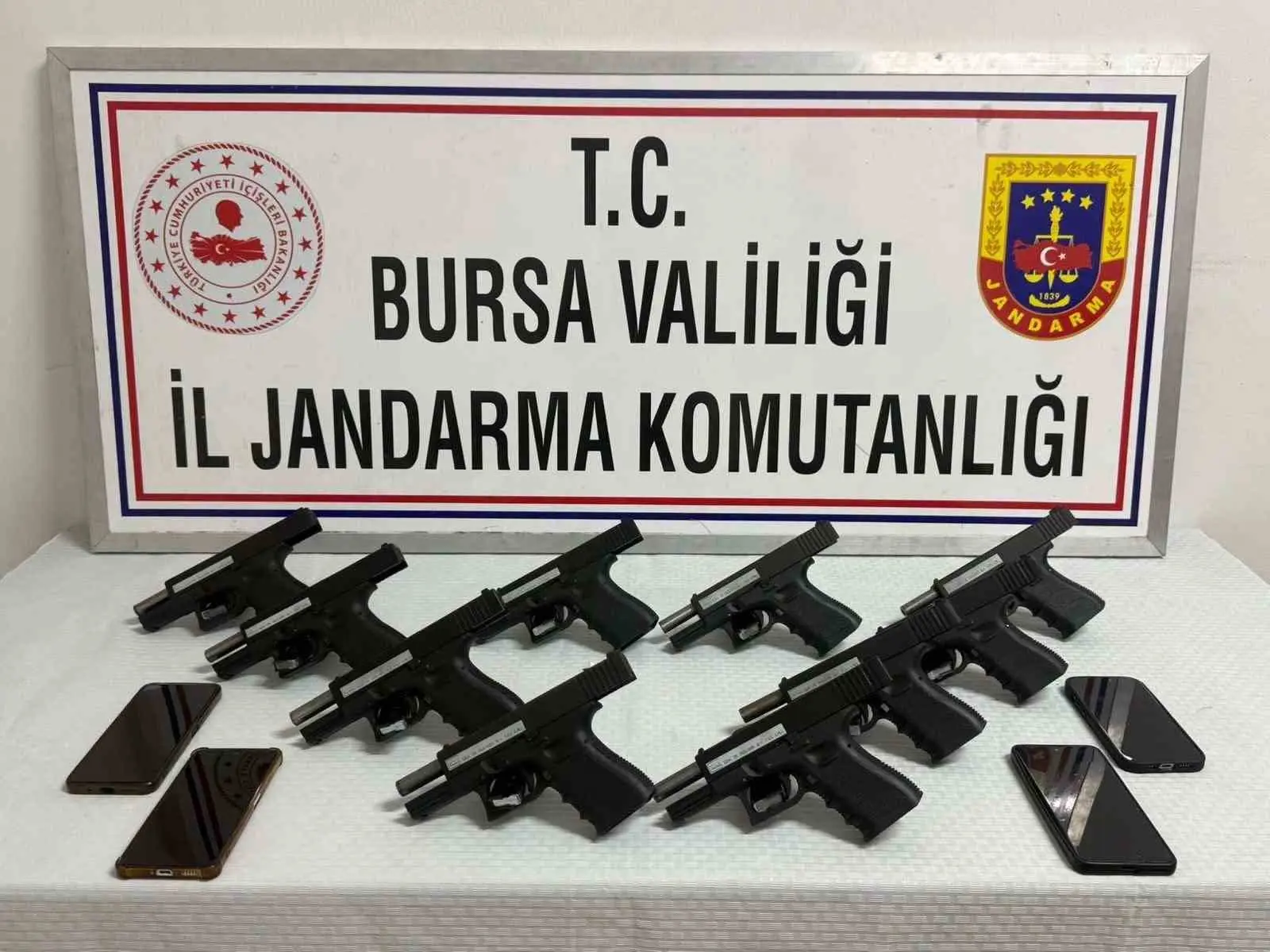 Bursa’da jandarma ekipleri tarafından yapılan operasyonda ruhsatsız silah sattıkları belirlenen