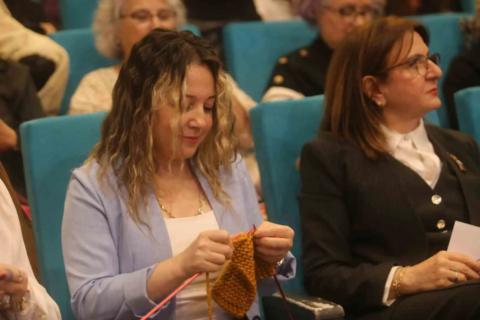 Nilüfer Belediyesi’nin öncülüğünde düzenlenen “Kalpten İlmekler İyilik Sahnesinde” etkinliği, kadınların