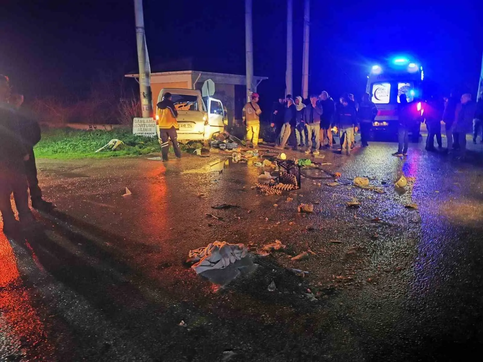 Bursa’nın Karacabey ilçesinde kamyonet ile otomobilin çarpıştığı kazada 2 kişi