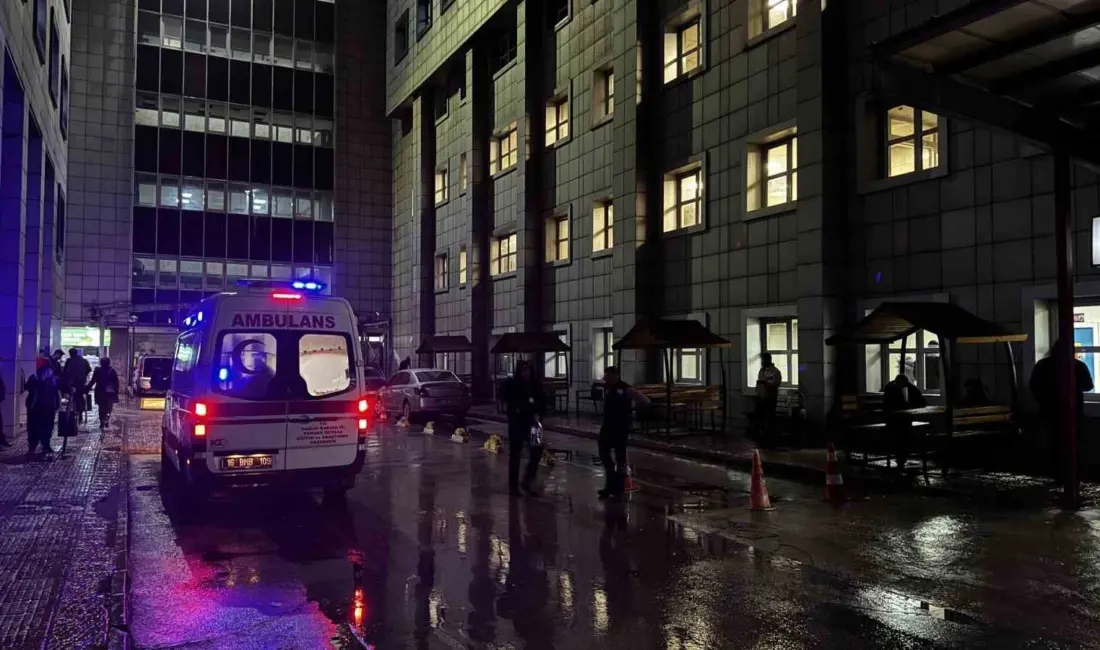 Bursa’da yaşanan bıçaklı kavgada 3 yerinden bıçaklanan kişi hayatını kaybetti.