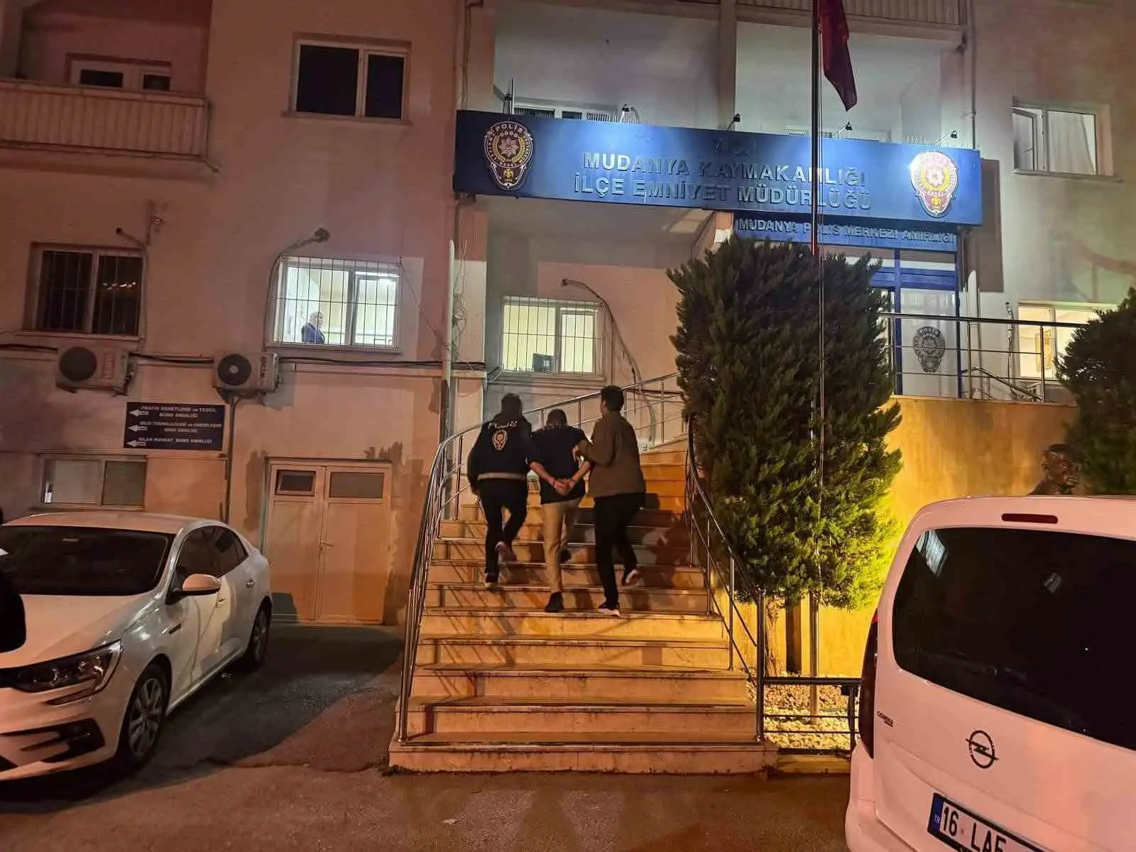 Bursa’nın Mudanya ilçesinde haklarında kesinleşmiş hapis cezası bulunan 5 kişi,