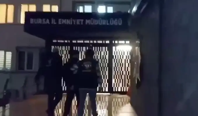 Yenişehir’de kuyumcuya yönelik silahlı yağma girişiminin şüphelisi, 30 saatlik kamera