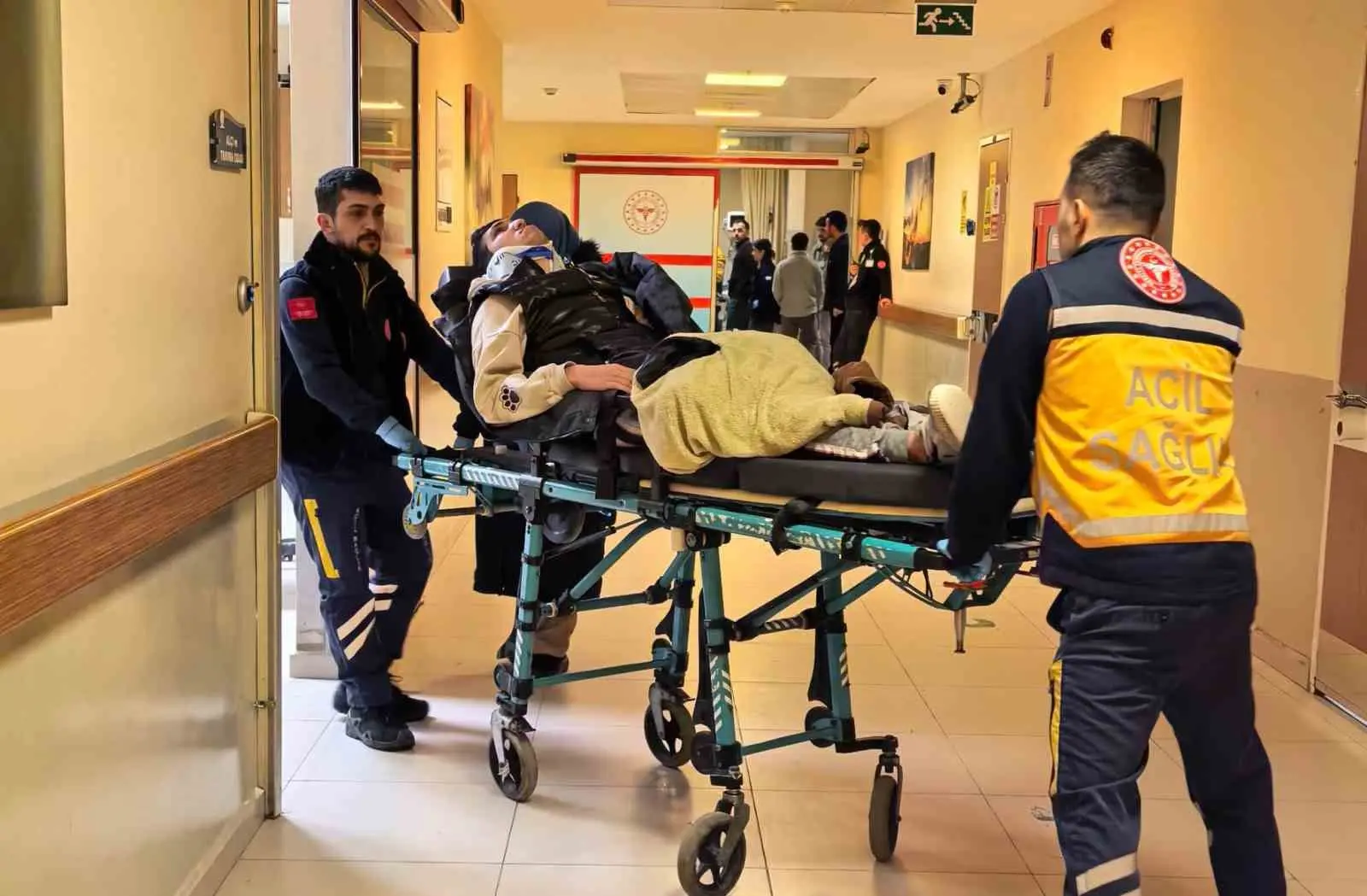 Bursa’nın İnegöl ilçesinde meydana gelen kazada yoldaki çukura düşerek devrilen