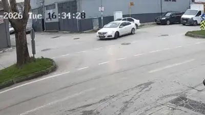 Bursa’da bir otomobil kontrolsüz şekilde dönüş yapmak isteyince motosikletle çarpıştı.