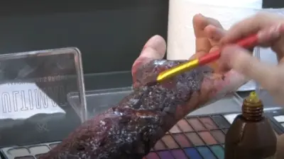 Film ve dizilerde izleyiciyi etkileyen yaralanma, yanma ve benzeri sahnelerin