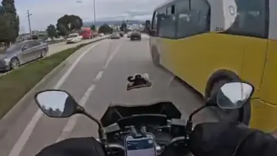 Bursa’da seyir halindeki motosiklet sürücüsü, aniden şeridine giren otobüs nedeniyle