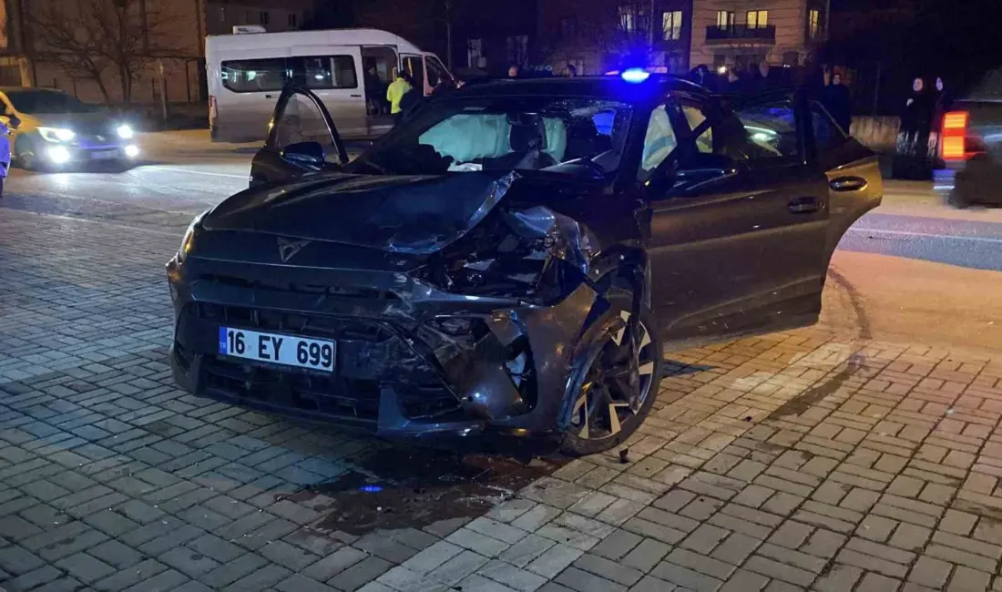 Bursa’nın İnegöl ilçesinde meydana gelen kazada otomobil ile servis minibüsü