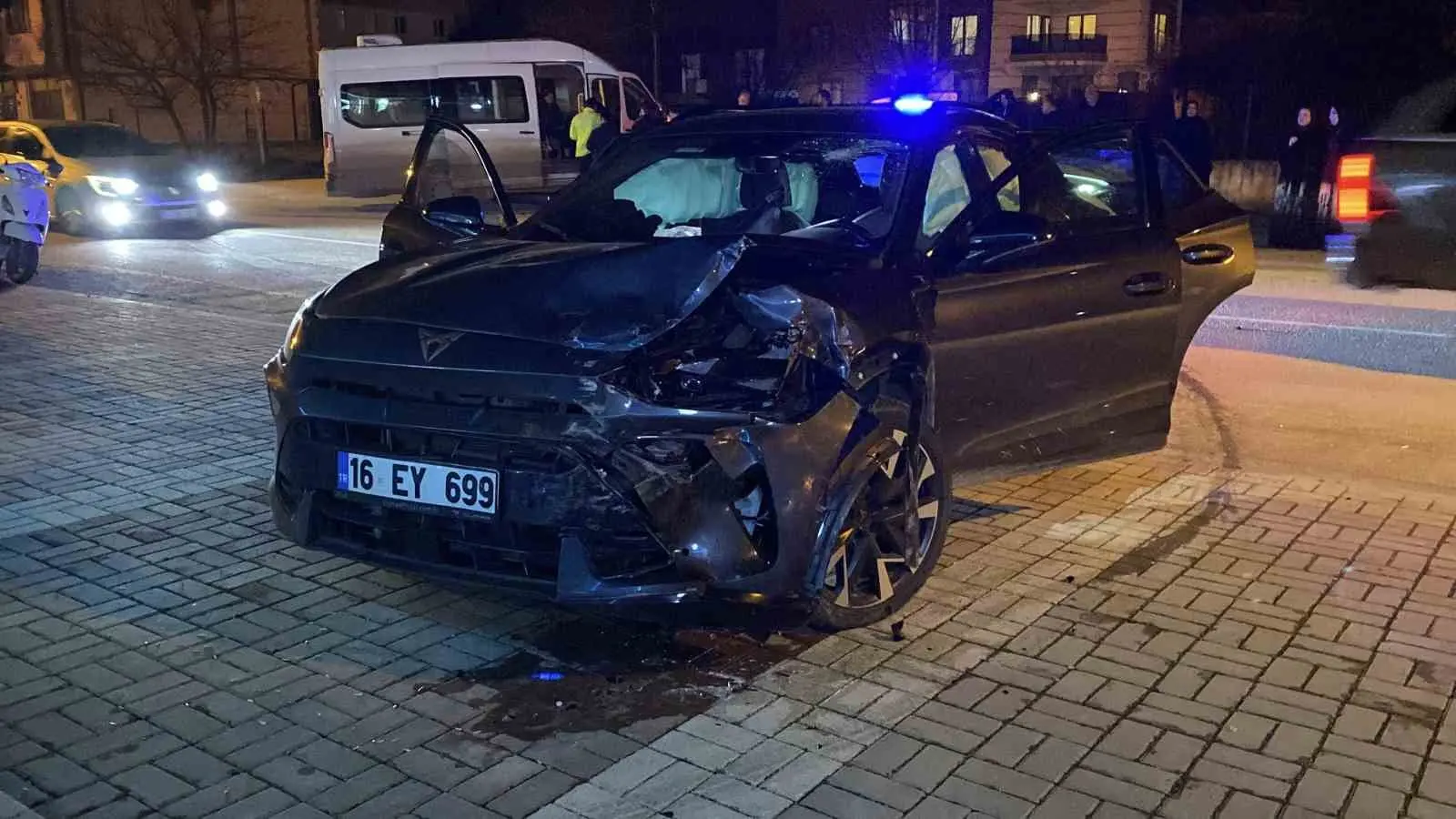 Bursa’nın İnegöl ilçesinde meydana gelen kazada otomobil ile servis minibüsü